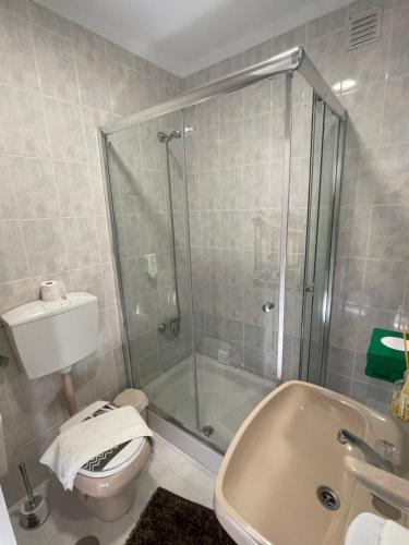 La salle de bains est pourvue d'une douche, de toilettes et d'un lavabo. dans l'établissement Casa Marques, à Nazaré