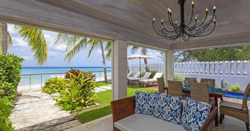 uma sala de jantar com vista para o oceano em Radwood 2 by Barbados Sothebys International Realty em Saint James