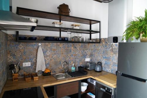 a small kitchen with a sink and a refrigerator at Coqueta Casita de Pescadores frente al Puerto in Denia