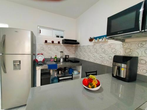 a kitchen with a bowl of fruit on a counter at Apartamento Aquamarina, ideal trabajo/vacaciones in Cancún