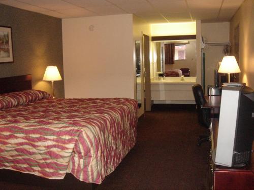 מיטה או מיטות בחדר ב-German Village Inn Motel