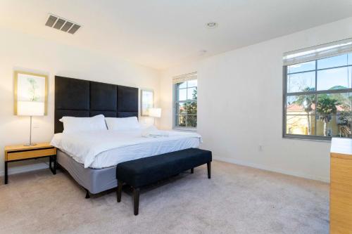 een slaapkamer met een groot bed en 2 ramen bij 3065 Beautiful comfortable home for your vacation in Kissimmee