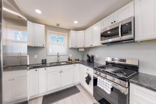 Η κουζίνα ή μικρή κουζίνα στο Five75 Lux PROV - Mins Away From Federal Hill