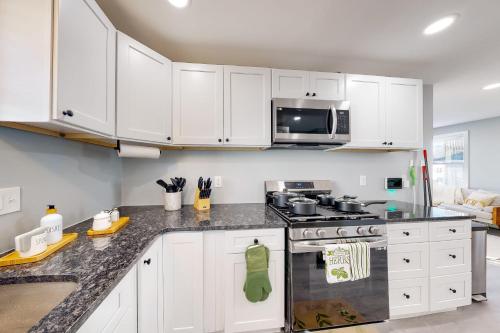 Η κουζίνα ή μικρή κουζίνα στο Five75 Lux PROV - Mins Away From Federal Hill
