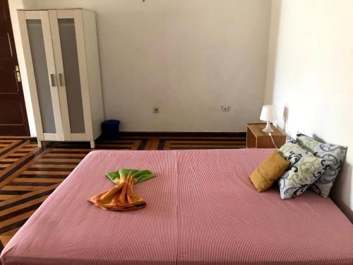 1 dormitorio con 1 cama con colcha roja en Holiday Homes, en Nazaré