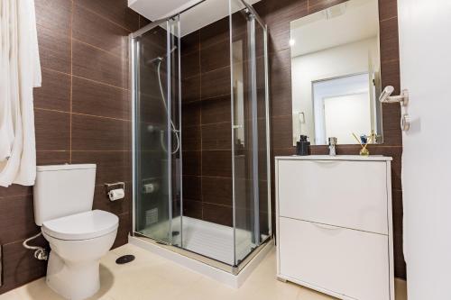 e bagno con servizi igienici e doccia in vetro. di Mare Nostrum Apartment a Ponta Delgada