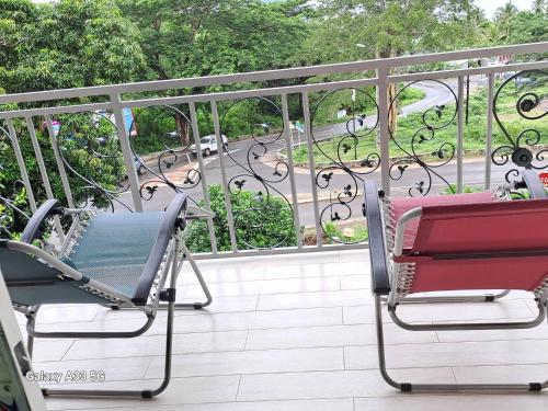 2 Stühle auf einem Balkon mit Straßenblick in der Unterkunft ETOILE DU SUD in Bouéni