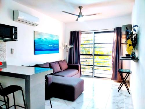 a living room with a couch and a table at Apartamento Aquamarina, ideal trabajo/vacaciones in Cancún
