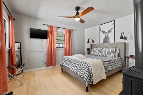 Una cama o camas en una habitación de Spearfish Cottages