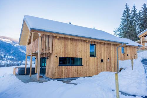 uma casa de madeira na neve na neve em Chalet Bavaria em Sankt Lorenzen ob Murau