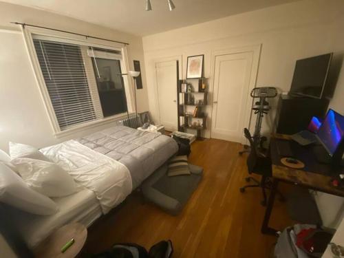 Телевизор и/или развлекательный центр в Comfy stay – sleeps 4 (Hoboken)