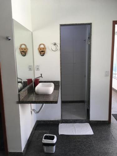 Ванная комната в SEGUNDA CASA - Seu cantinho em Guarapari, 1 minuto a pé da Praia do Morro! Suítes confortáveis e modernas - Para casal ou para grupos de até 4 pessoas