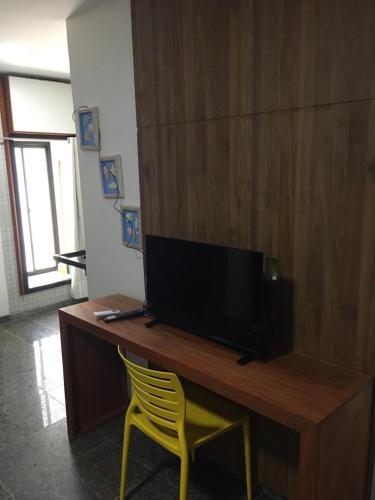 Телевизор и/или развлекательный центр в SEGUNDA CASA - Seu cantinho em Guarapari, 1 minuto a pé da Praia do Morro! Suítes confortáveis e modernas - Para casal ou para grupos de até 4 pessoas