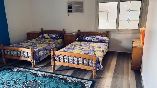 - une chambre avec 2 lits et une fenêtre dans l'établissement القاهره, au Caire