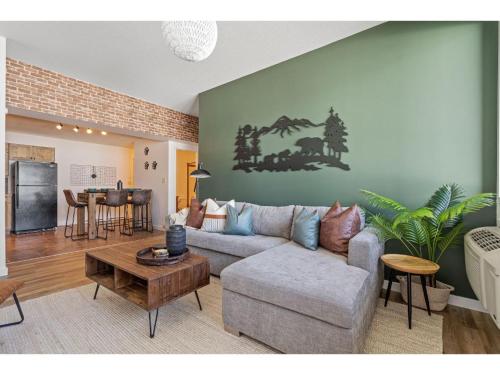 The Grizzly House I Sleep 7 I Patio & BBQ I 55 TV
