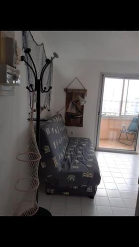 une chambre avec un lit dans une chambre avec une fenêtre dans l'établissement Superbe Studio, accès plage direct, à Sète