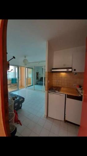 une cuisine avec une cuisinière et un comptoir dans l'établissement Superbe Studio, accès plage direct, à Sète