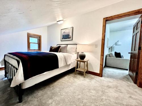 une chambre avec un grand lit et un canapé dans l'établissement Big Mountain Basecamp, à Whitefish