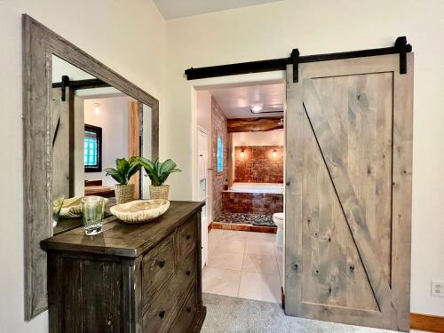 La salle de bains est pourvue d'une porte coulissante en bois. dans l'établissement Big Mountain Basecamp, à Whitefish