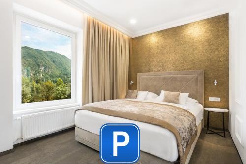 une chambre d'hôtel avec un lit et une grande fenêtre dans l'établissement Garni Hotel Cirman, à Ljubljana
