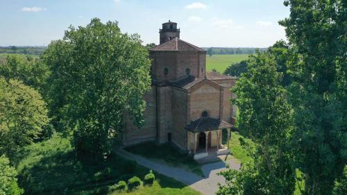 eine Luftansicht eines alten Backsteingebäudes mit einem Turm in der Unterkunft Appartamento Il Gelsomino in Castelleone