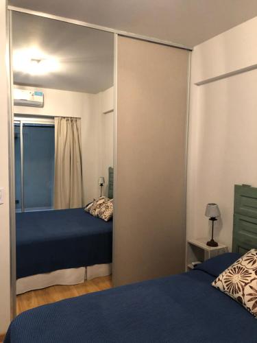 1 dormitorio con 2 camas y espejo en Zgodan en Buenos Aires
