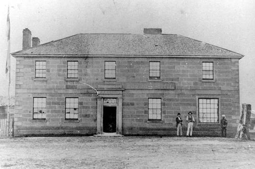 2 personnes debout devant un bâtiment en briques dans l'établissement Bothwell Hotel of the Highlands, à Bothwell