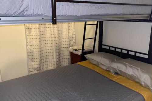 - une chambre avec un lit superposé avec une échelle et des lits superposés dans l'établissement Casa totalmente nueva,2 cuartos 2 baños -Muy Segura, à Colima