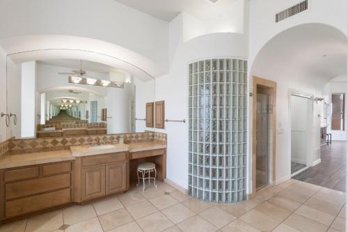 baño con lavabo y espejo grande en 1 Acre 5 Bedroom 1 Den Custom Home with Private Pool Hot tub Sport Court in Luxury Neighborhood en Scottsdale