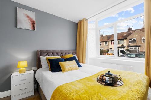 1 dormitorio con cama y ventana grande en Cosy 2 Bedroom Ground Floor Apartment with Garden - Coventry, en Coventry