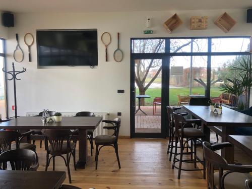 A television and/or entertainment centre at Luxury apartment 2 Free Underground Parking