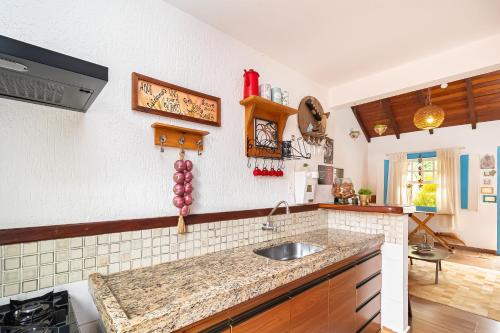 a kitchen with a sink and a counter top at CasinhaPiri in Pirenópolis