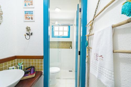 a bathroom with a shower and a sink and a toilet at CasinhaPiri in Pirenópolis