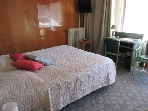 Cama o camas de una habitación en Hôtel l'Adrech de Lagas