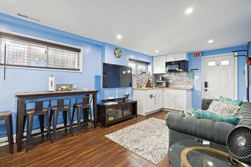 un salon avec un canapé et une cuisine dans l'établissement Beautiful 2 bedroom 1 bath Unit, à Alexandria