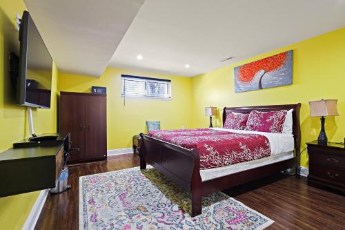 - une chambre avec un lit et une télévision à écran plat dans l'établissement Beautiful 2 bedroom 1 bath Unit, à Alexandria