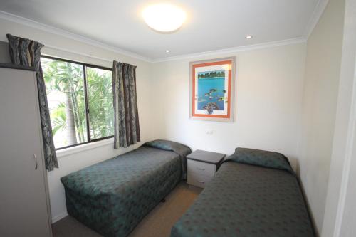 um quarto com 2 camas e uma janela em Brisbane Gateway Resort em Rochedale