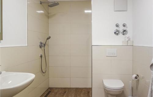 Baño blanco con aseo y lavamanos en Amazing Apartment In Hilden With Kitchen, en Hilden
