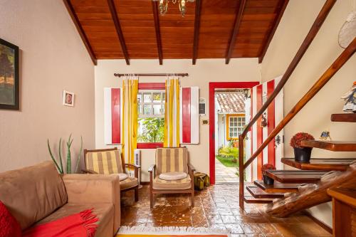 a living room with a couch and chairs at CasinhaPiri in Pirenópolis