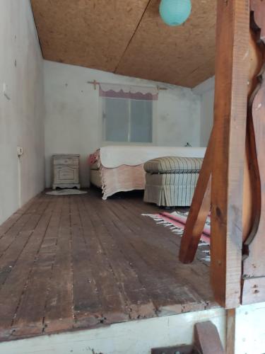 1 dormitorio con cama, ventana y suelo de madera en Loft verocay, en Paysandú