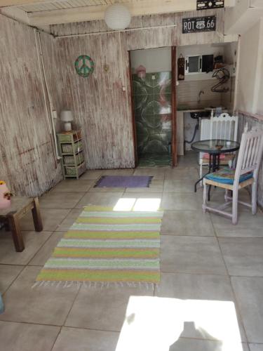 sala de estar con alfombra en el suelo en Loft verocay, en Paysandú