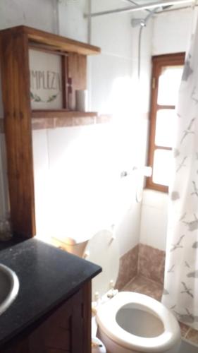 uma casa de banho com um WC branco e um lavatório. em Filippo em Zapala