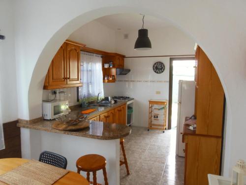 uma cozinha com um arco no meio de uma sala em La Estancia en La Frontera El Hierro em Jerez de la Frontera