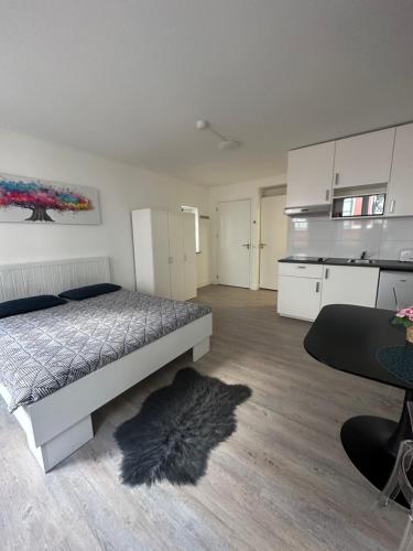 a large bedroom with a bed and a kitchen at Annalisa Guest House Centrum in Enschede