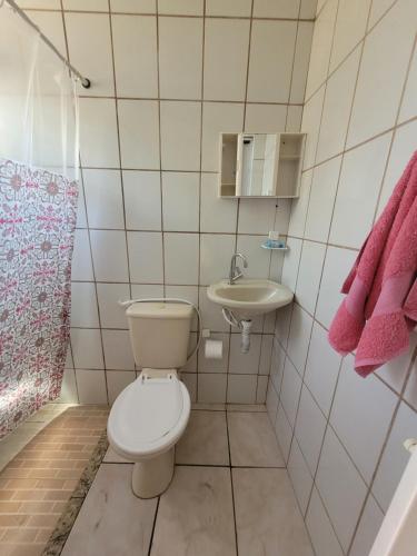 La petite salle de bains est pourvue de toilettes et d'un lavabo. dans l'établissement Linda Kitnet Mobiliada Mar Itapua, à Vila Velha