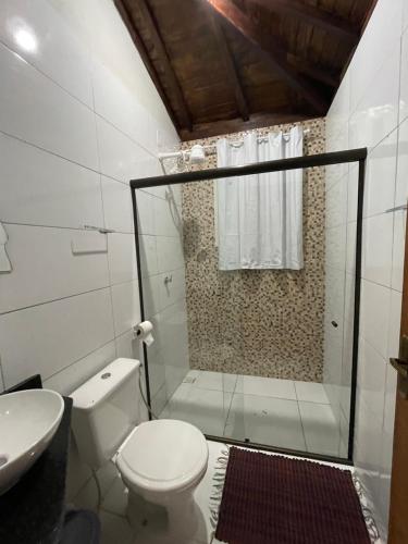 W łazience znajduje się prysznic, toaleta i umywalka. w obiekcie Casa 4 Estações w mieście Lima Duarte