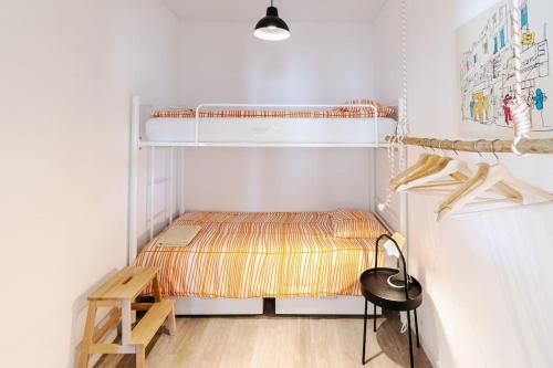 a small room with a bunk bed and a table at Casa Levante in Sagres