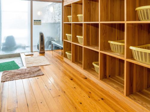 Cette chambre dispose d'étagères en bois et de parquet. dans l'établissement 津川温泉 清川高原保養センター, à Aga