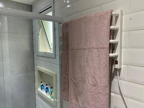 a bathroom with a pink shower curtain and a mirror at Modernidade e conforto para sua hospedagem !!! in Sao Paulo