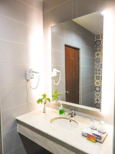 Bilik mandi di Crown Vista Hotel